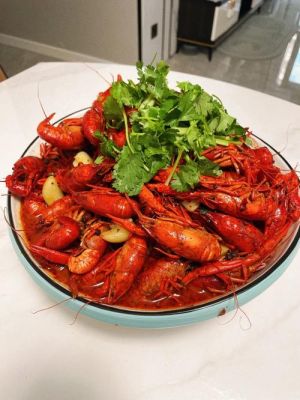 家常美食简易做法大公开：麻辣小龙虾 用料简单，做法简易，味道麻辣开胃。