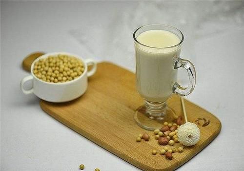 豆奶粉含有丰富优质蛋白和人体所需脂肪酸，防止动脉硬化
