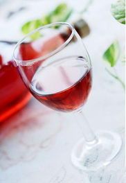 自酿葡萄酒的制作方法,自酿葡萄酒:从葡萄到红酒杯的全过程。