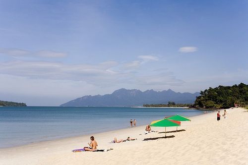 享受碧绿海水和细软沙滩：兰卡威旅游攻略大揭秘