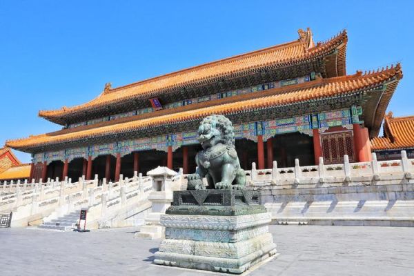 红墙黄瓦映衬下的北京古建筑群，领略恭王府的独特魅力