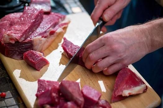 夏季饮食指南：猪肉与牛肉，更适合哪种？