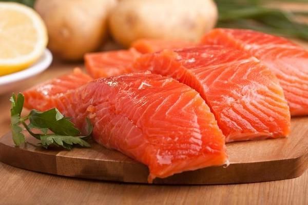 三文鱼营养丰富，ω-3脂肪酸助防心血管疾病