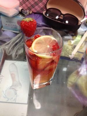 【家中新尝试】用冰块、柠檬和草莓的自制鸡尾酒新奇美味！