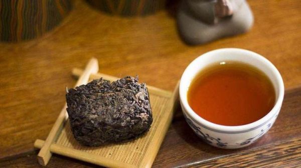 喝黑茶的惊人好处！解除油腻、降低血脂，你知道吗？