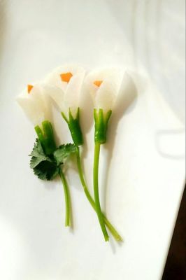 【技巧】大厨示范简单的萝卜花，惊艳摆盘让菜品更上档次！