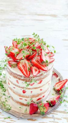 香醇口感草莓蛋糕：5分钟简便制作，美味享受